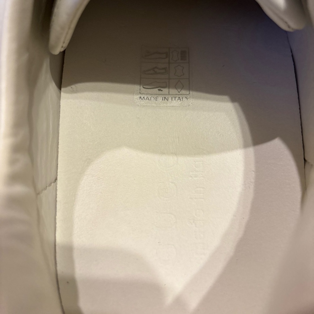 Gucci White Leather Sneakers Sleek Minimalist Design - Picture 6 of 8